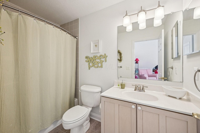 6150 Heritage Lakes Dr, Hilliard, OH 43026 - ensuite bathroom with vanity, a shower with curtain, tile patterned floors, and a textured ceiling