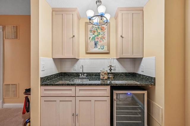 6150 Heritage Lakes Dr, Hilliard, OH 43026 - indoor wet bar with wine cooler, a chandelier, and tasteful backsplash