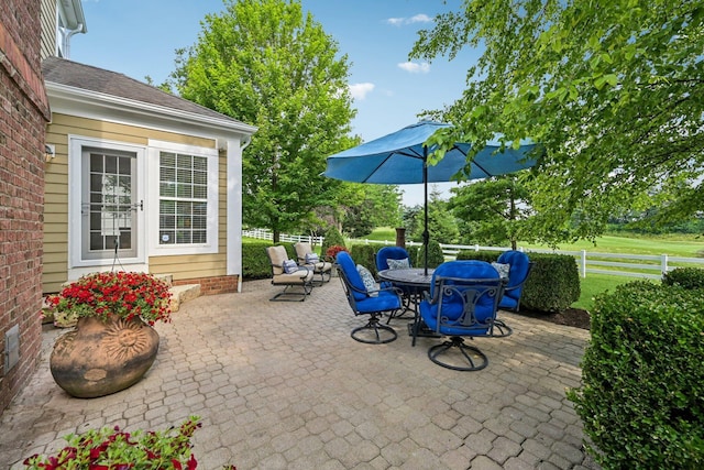 6150 Heritage Lakes Dr, Hilliard, OH 43026 - view of patio / terrace with outdoor dining area
