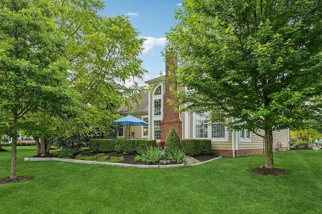 6150 Heritage Lakes Dr, Hilliard, OH 43026 - view of front of home with a front yard and a chimney