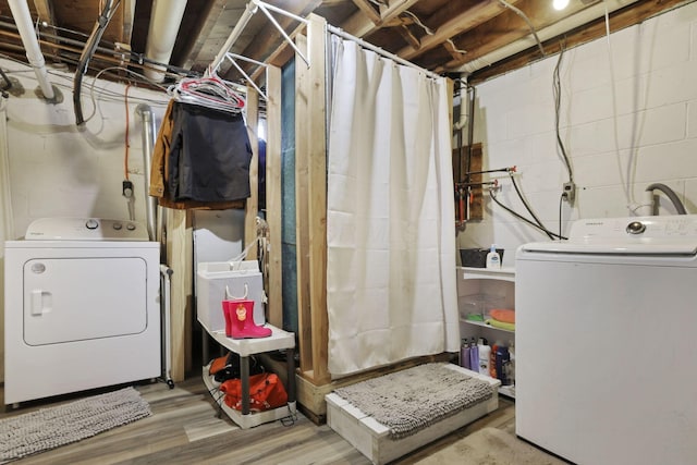 17519 Thompson Ridge Rd, Laurelville, OH 43135 - laundry room with independent washer and dryer and wood finished floors