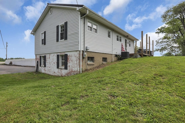 17519 Thompson Ridge Rd, Laurelville, OH 43135 - view of side of home with a central air condition unit and a yard