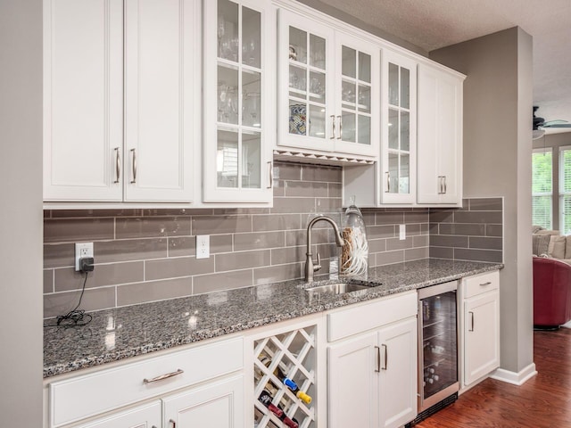 8105 Jitterbug Ln, Pickerington, OH 43147 - bar area with wine cooler, dark wood-style flooring, decorative backsplash, and ceiling fan