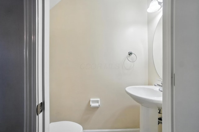 5632 Middle Falls St, Dublin, OH 43016 - bathroom featuring baseboards and toilet