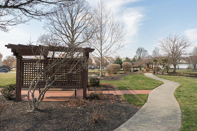 6057 Lakes At Taylor Station Dr, Columbus, OH 43213 - view of property's community featuring a lawn