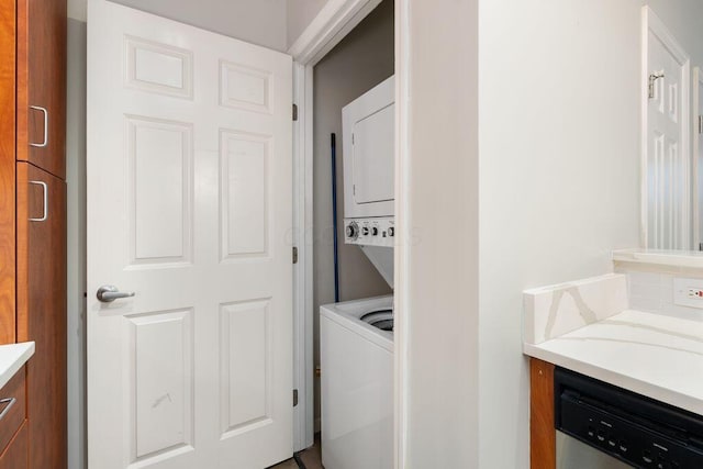 121 E Noble St Unit 3, Columbus, OH 43215 - washroom with stacked washer and clothes dryer