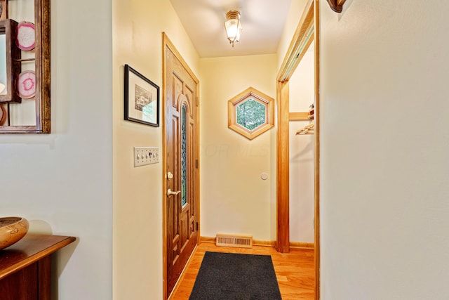 582 E Stanton Ave, Columbus, OH 43214 - corridor featuring light wood-style floors and baseboards