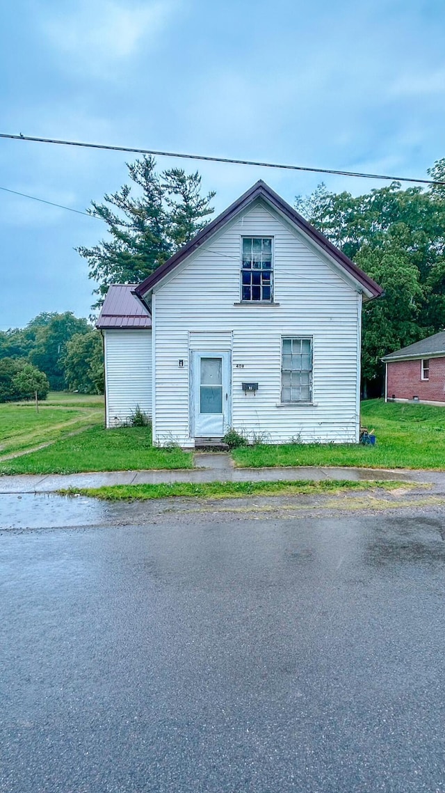 409 Lawrence St, Bellefontaine, OH 43311 - traditional home featuring a front lawn and a metal roof