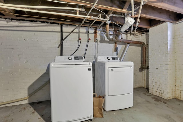 300 E Main St, Somerset, OH 43783 - laundry room featuring washing machine and dryer