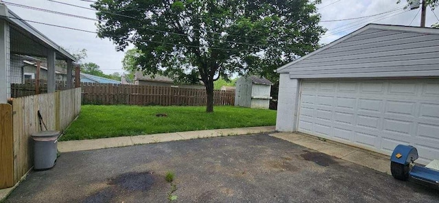 7358 Roshon Ave, Reynoldsburg, OH 43068 - view of yard featuring an outdoor structure and a garage