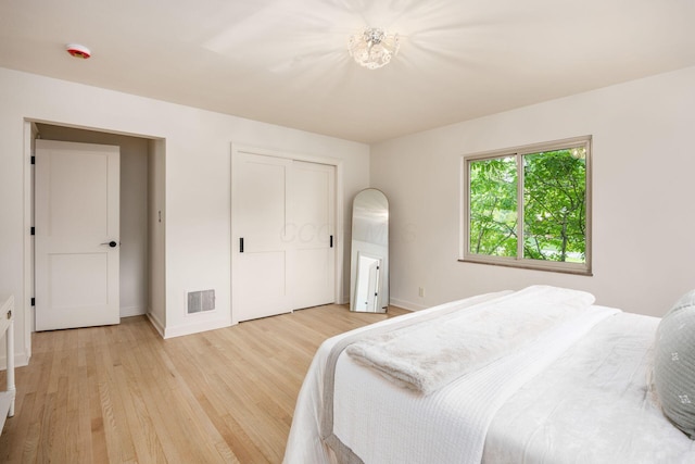 2841 Doncaster Rd, Upper Arlington, OH 43221 - bedroom with light wood-style flooring, arched walkways, and a closet