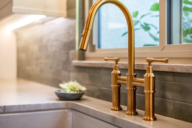 2841 Doncaster Rd, Upper Arlington, OH 43221 - detailed view of a sink and tasteful backsplash