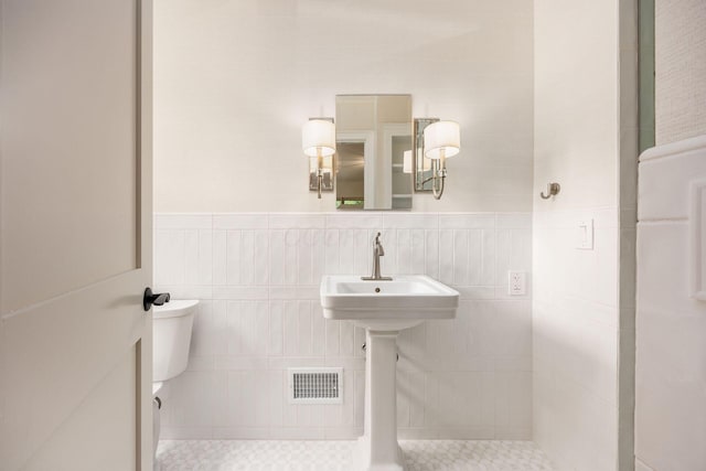 2841 Doncaster Rd, Upper Arlington, OH 43221 - bathroom featuring a wainscoted wall and tile walls