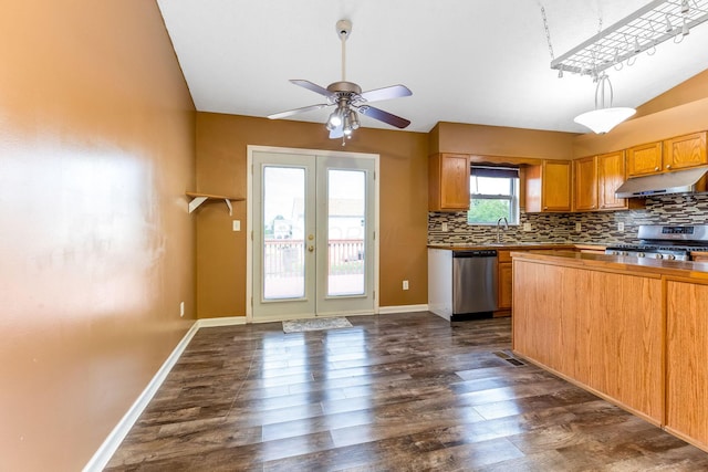 5733 Canal Bridge Dr, Canal Winchester, OH 43110 - kitchen with stainless steel appliances, under cabinet range hood, vaulted ceiling, a ceiling fan, and decorative backsplash