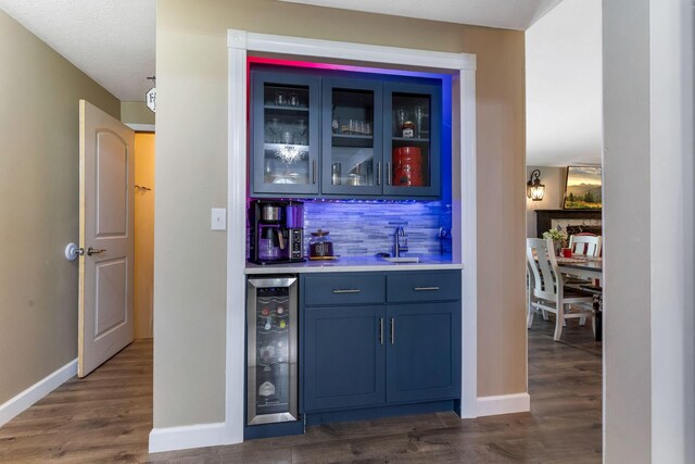 6651 Lancaster Rd, Hebron, OH 43025 - indoor wet bar featuring beverage cooler, dark wood-style floors, and decorative backsplash