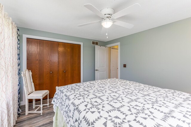 6651 Lancaster Rd, Hebron, OH 43025 - bedroom with wood finished floors, a closet, and ceiling fan