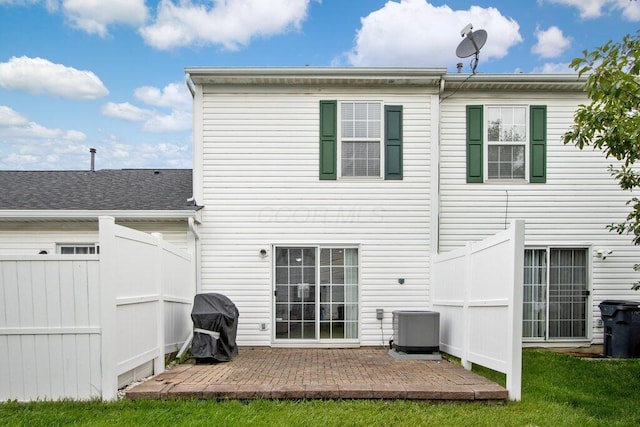 4635 Shalers Dr Unit 44D, Columbus, OH 43228 - back of property featuring a patio