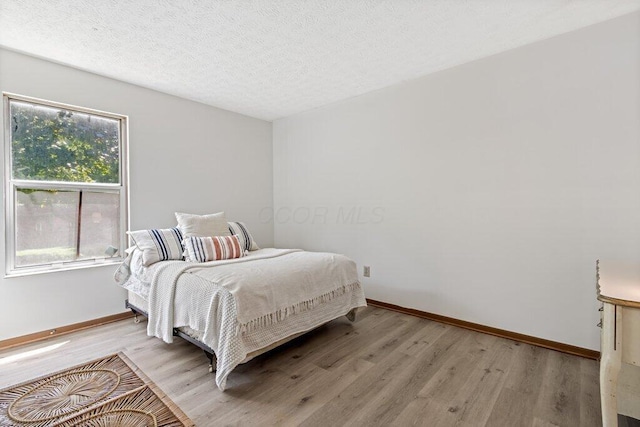 8000 Leaview Dr, Columbus, OH 43235 - bedroom featuring light wood finished floors and a textured ceiling