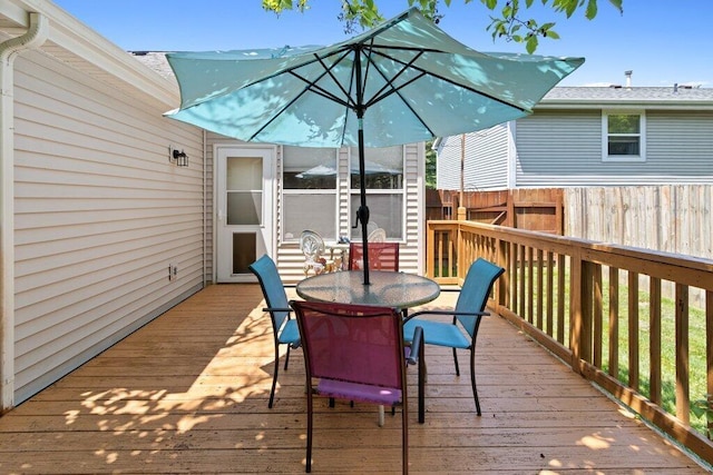8000 Leaview Dr, Columbus, OH 43235 - deck featuring outdoor dining area