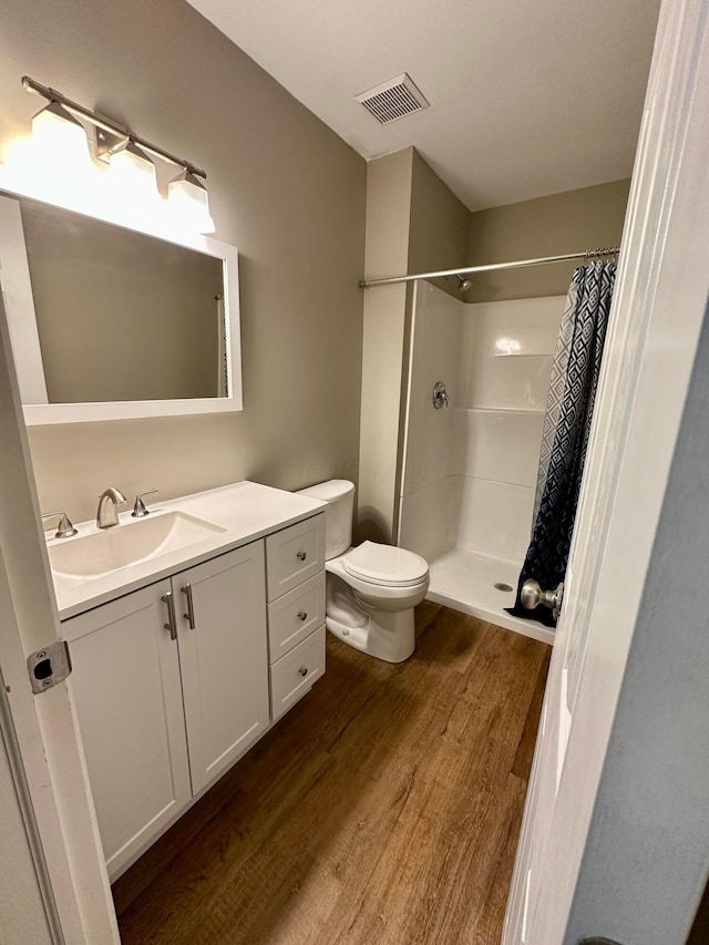 3251 Foxpoint Dr, Hilliard, OH 43026 - full bathroom featuring wood finished floors, vanity, and a shower with shower curtain