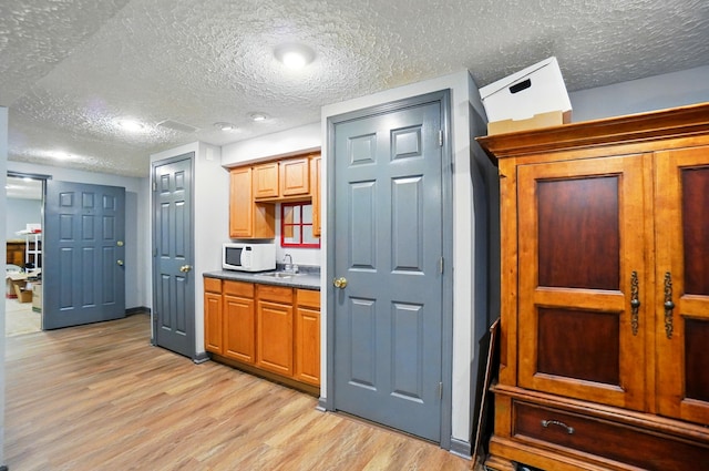 3383 Parkbrook Dr, Grove City, OH 43123 - kitchen featuring white microwave, light wood-type flooring, a textured ceiling, and recessed lighting