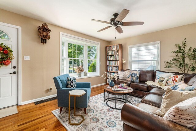 366 E Jeffrey Pl, Columbus, OH 43214 - living area featuring wood finished floors and ceiling fan