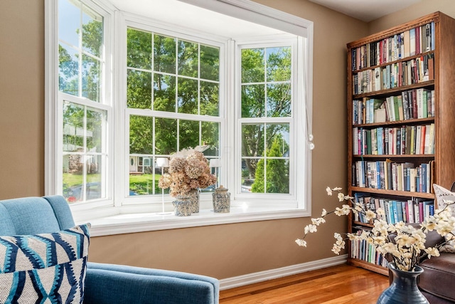 366 E Jeffrey Pl, Columbus, OH 43214 - sitting room with wood finished floors and baseboards