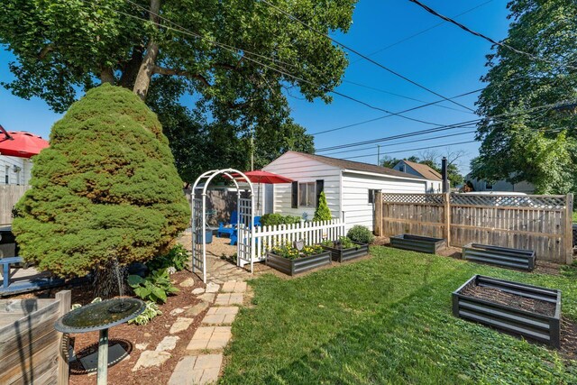 366 E Jeffrey Pl, Columbus, OH 43214 - view of yard with a garden and an outbuilding