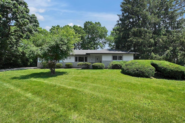 1370 Wiltshire Rd, Columbus, OH 43223 - view of front of house with a front yard and stucco siding