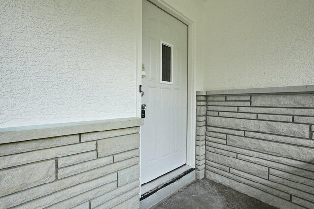 1370 Wiltshire Rd, Columbus, OH 43223 - entrance to property featuring stucco siding