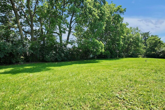 1370 Wiltshire Rd, Columbus, OH 43223 - view of grassy yard