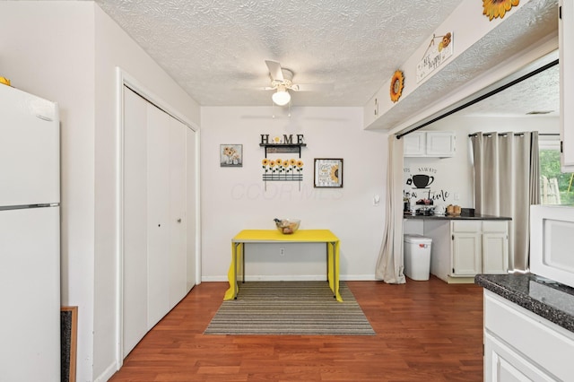 932 Brian Dr, Reynoldsburg, OH 43068 - dining room with a ceiling fan, dark wood-style floors, and a textured ceiling