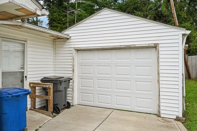 932 Brian Dr, Reynoldsburg, OH 43068 - detached garage with driveway