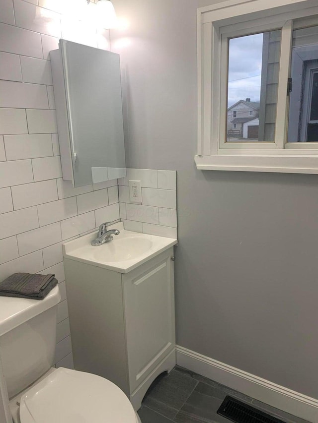 436 S Wayne Ave, Columbus, OH 43204 - half bath with vanity and decorative backsplash