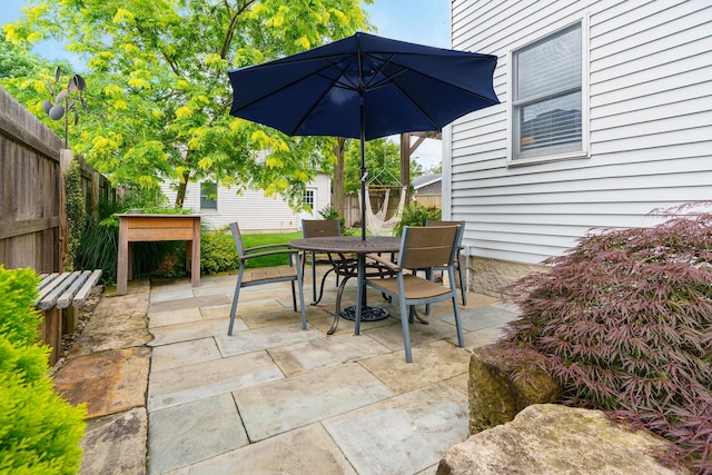 678 S Cassingham Rd, Columbus, OH 43209 - fenced backyard with outdoor dining area and a patio area