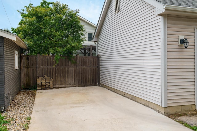 678 S Cassingham Rd, Columbus, OH 43209 - view of patio / terrace