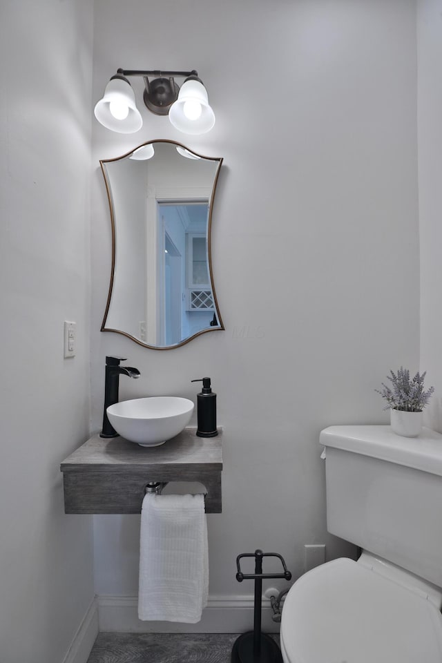 274 E Jenkins Ave, Columbus, OH 43207 - half bath with a sink and baseboards