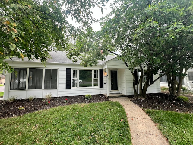 965 Francis Ave, Columbus, OH 43209 - ranch-style home with a front lawn, a sunroom, and a shingled roof