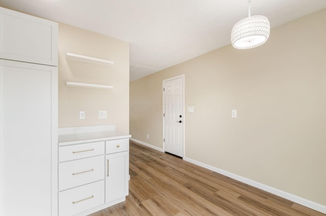 5309 Sundale Pl S, Columbus, OH 43232 - interior space featuring light wood-type flooring and baseboards