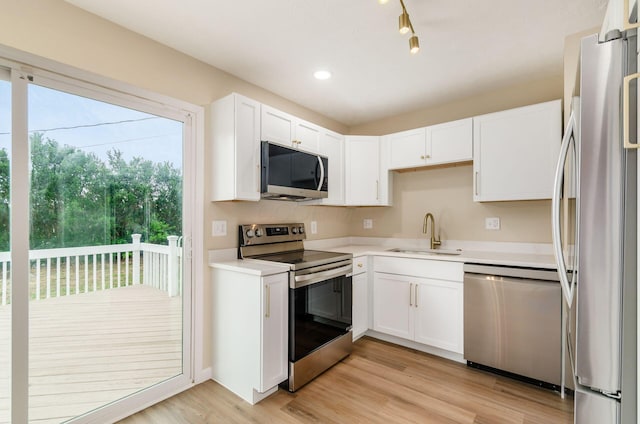 5309 Sundale Pl S, Columbus, OH 43232 - kitchen featuring stainless steel appliances, white cabinetry, light countertops, light wood finished floors, and recessed lighting