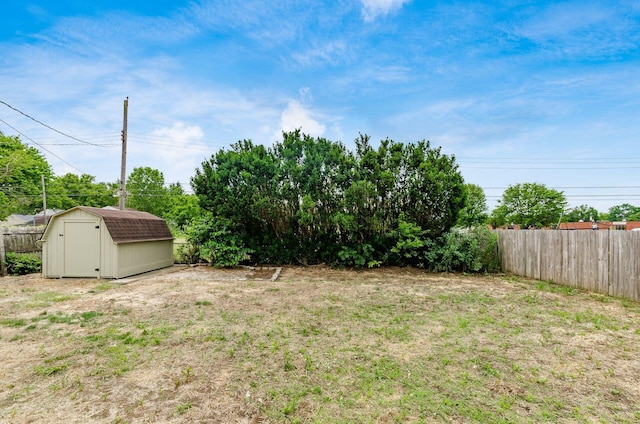 5309 Sundale Pl S, Columbus, OH 43232 - view of yard featuring a storage unit