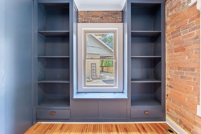 992 N Nelson Rd, Columbus, OH 43219 - view of closet