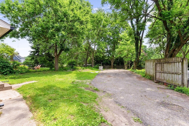 992 N Nelson Rd, Columbus, OH 43219 - view of asphalt driveway
