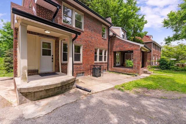 992 N Nelson Rd, Columbus, OH 43219 - doorway to property featuring brick siding