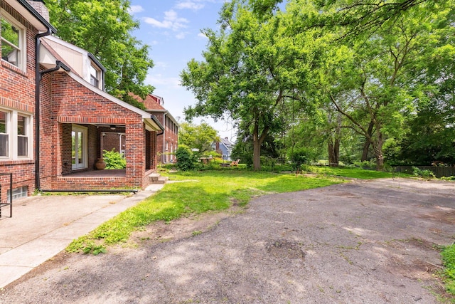 992 N Nelson Rd, Columbus, OH 43219 - view of grassy yard