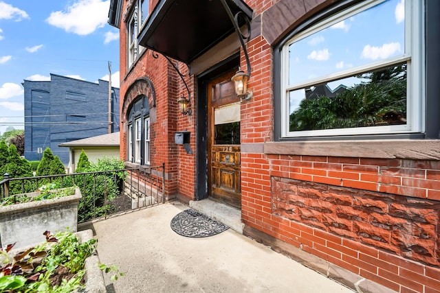 726 Franklin Ave, Columbus, OH 43205 - property entrance featuring brick siding