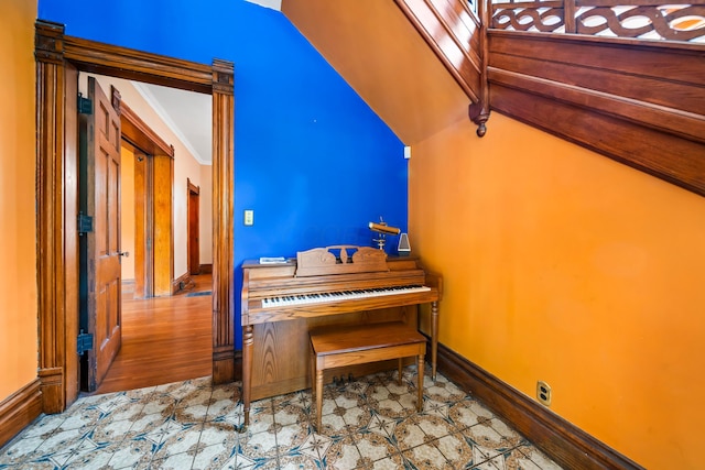 726 Franklin Ave, Columbus, OH 43205 - sitting room with baseboards and crown molding