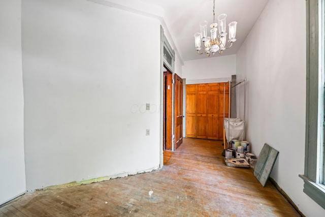 726 Franklin Ave, Columbus, OH 43205 - hall featuring a chandelier and wood finished floors