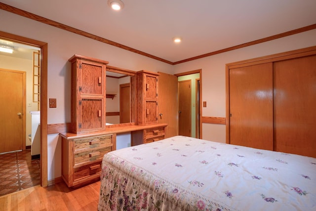 3180 Sitterley Rd NW, Canal Winchester, OH 43110 - bedroom featuring light wood finished floors, ornamental molding, a closet, and recessed lighting