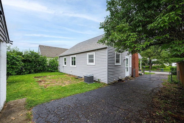 335 Letchworth Ave, Columbus, OH 43204 - view of side of home featuring a gate and a shingled roof